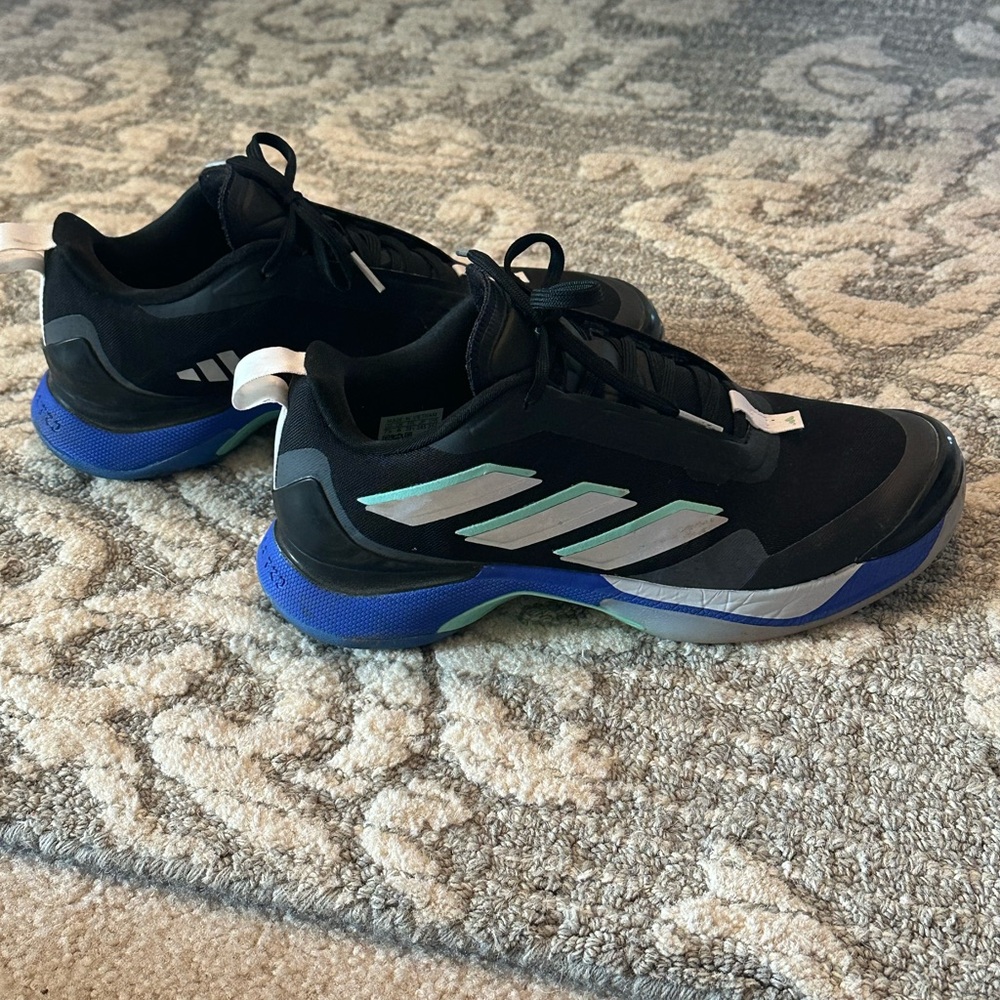 Adidas women’s Avacourt tennis sneaker size 7.5